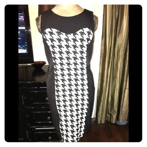 NWOT  Sandra Darren houndstooth print sheath dress